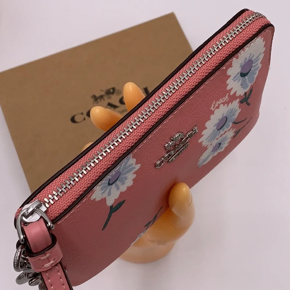 COACH Boxed Corner Zip Wristlet With Daisy Print